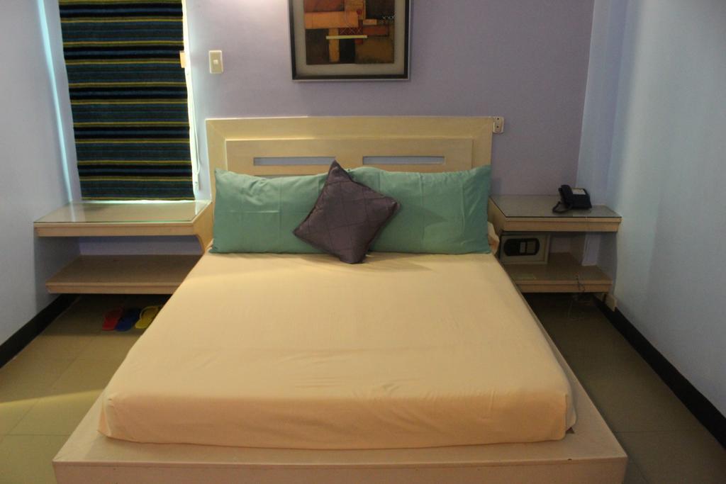 Franchise One Hotel Makati City Esterno foto